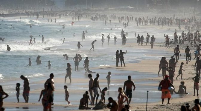 Warga Brasil berduyun-duyun ke pantai ketika WHO mengatakan negara itu menghitung lonjakan virus korona